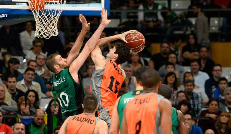 Chema González (15) lanza a canasta ante Albert Miralles (10) en el partido de la temporada pasada en el Olímpic que terminó con victoria local 79-66.