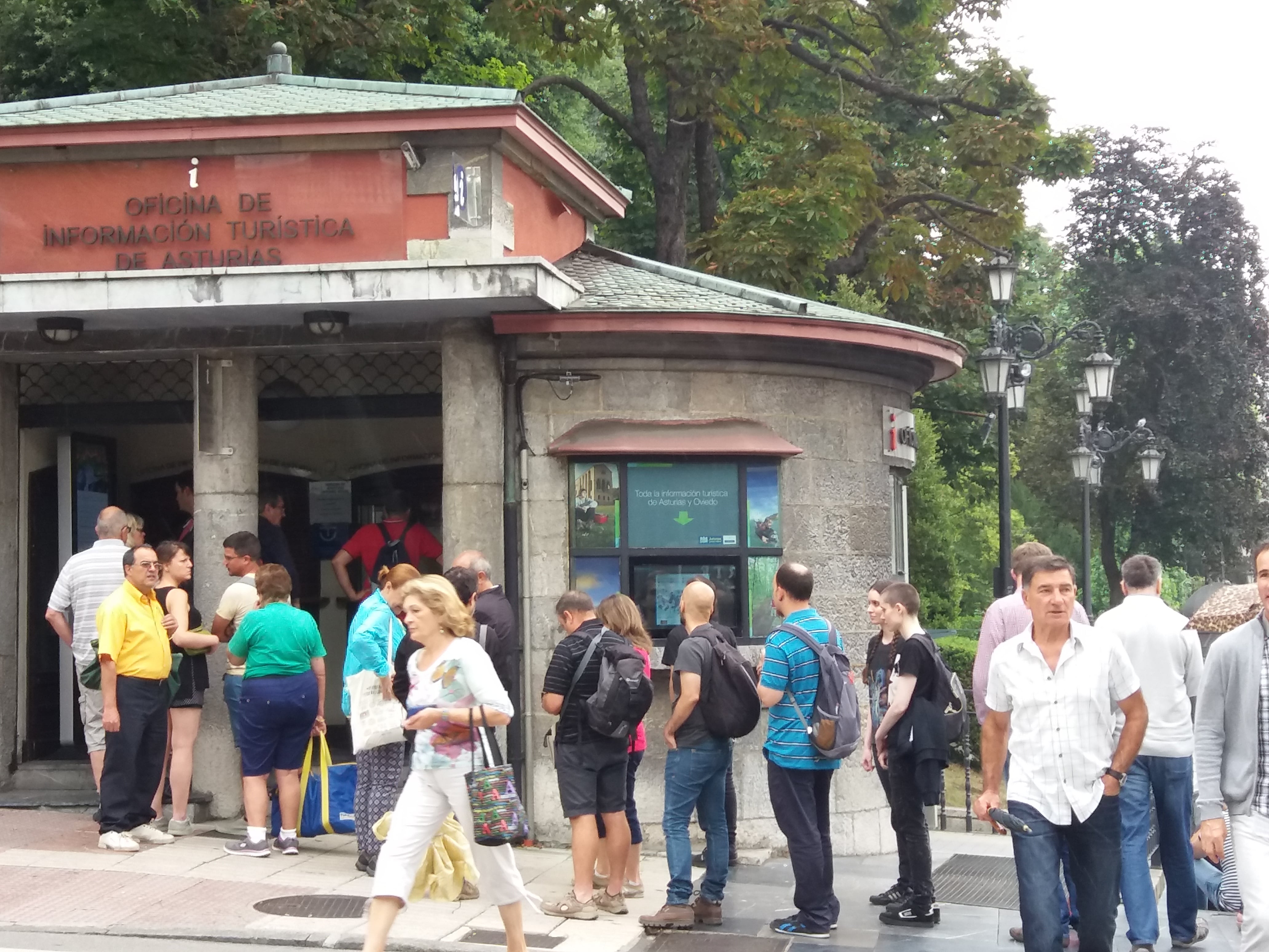 Cola de turistas ante la oficina de información de El Escorialín en Oviedo.