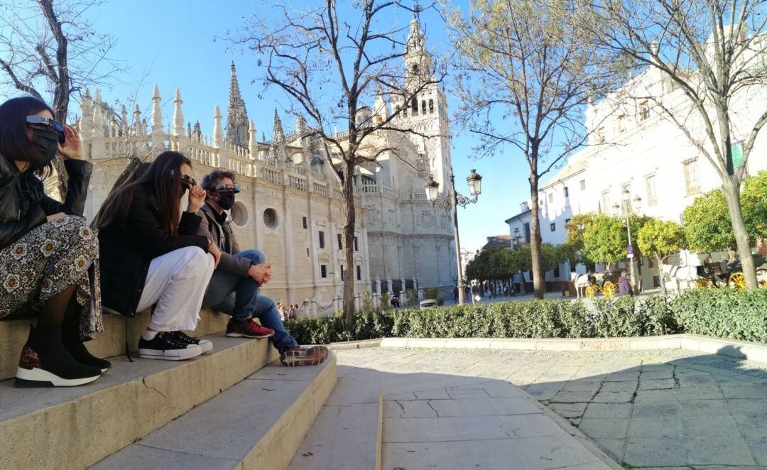 Imagen de viajeros realizando la  ruta Past View Sevilla 