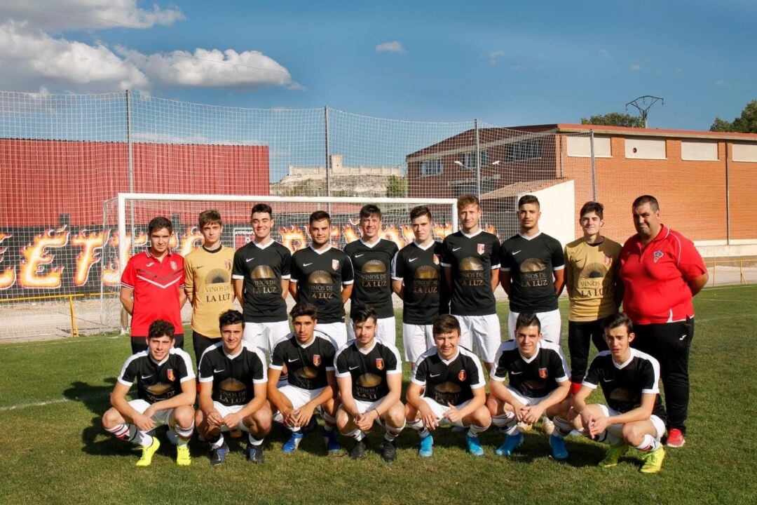 Los integrantes de la plantilla juvenil y cuerpo técnico del Atlético Peñafiel