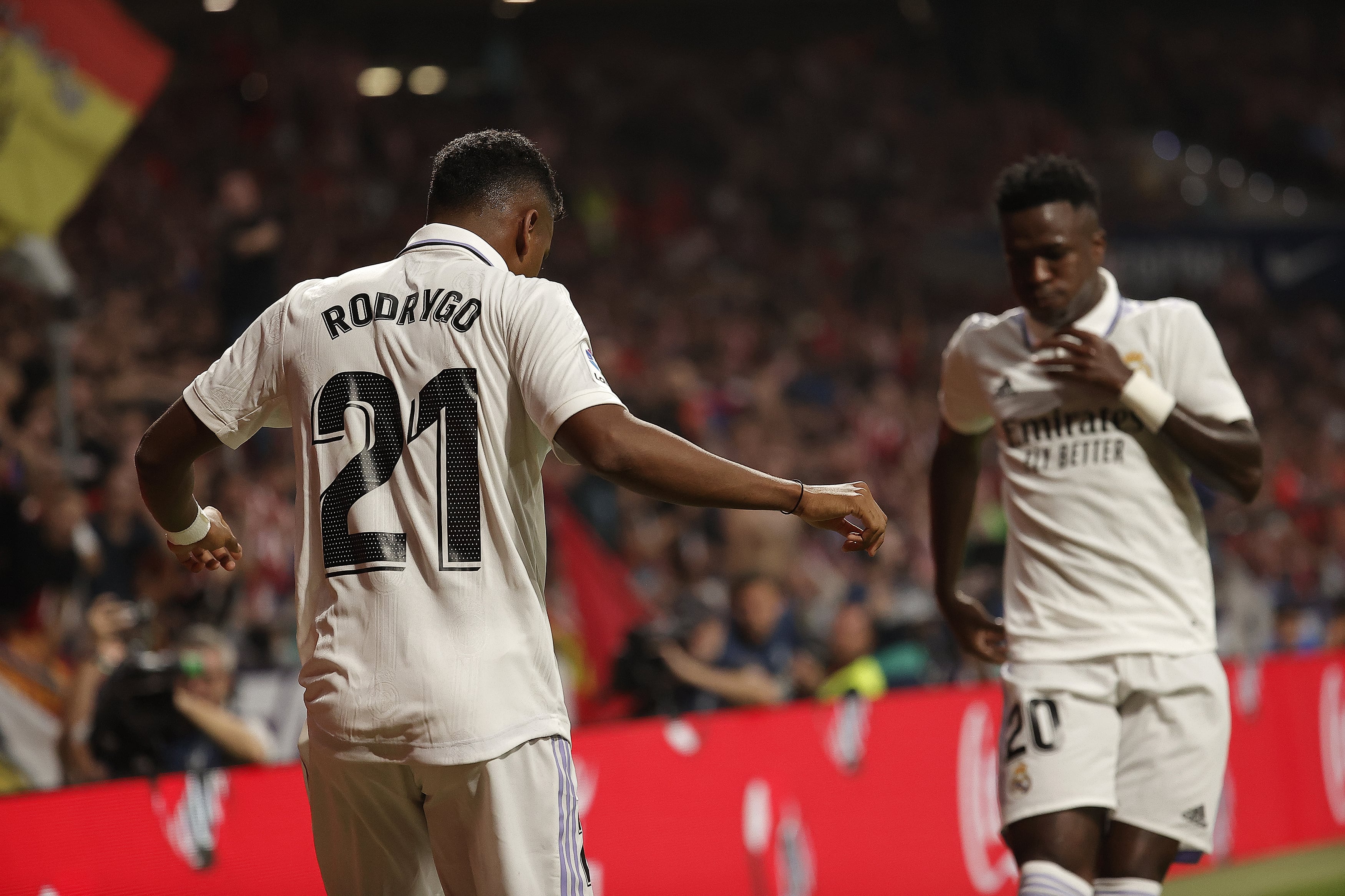 Rodrygo y Vinicius bailan tras el primer tanto madridista.