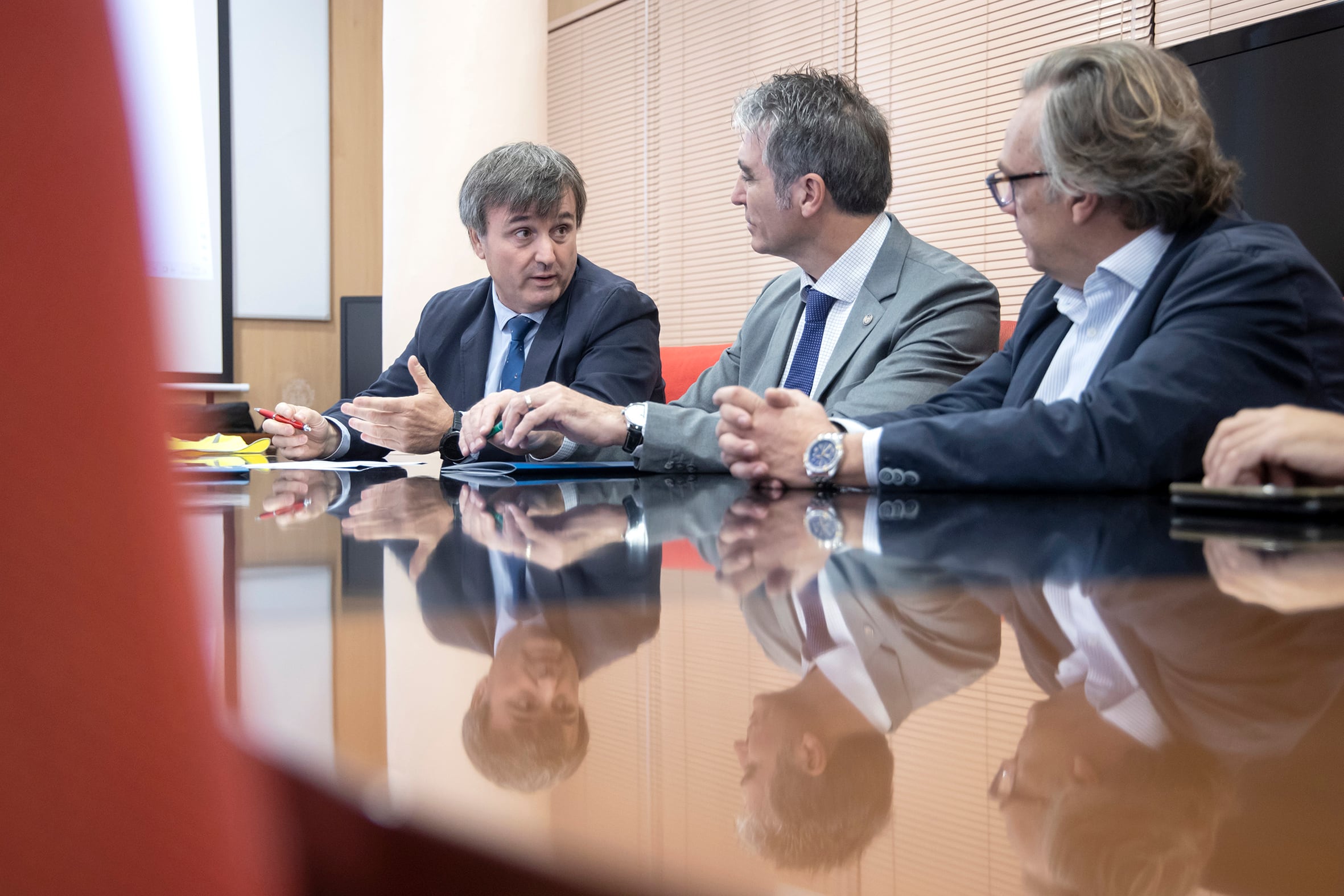 Avelino Barrionuevo, concejal de Seguridad del Ayuntamiento de Málaga, firma un convenio de colaboración con el decano de la Demarcación de Andalucía, Ceuta y Melilla del Colegio de Ingenieros de Caminos, Juan Manuel Medina Torres.Foto: Daniel Pérez