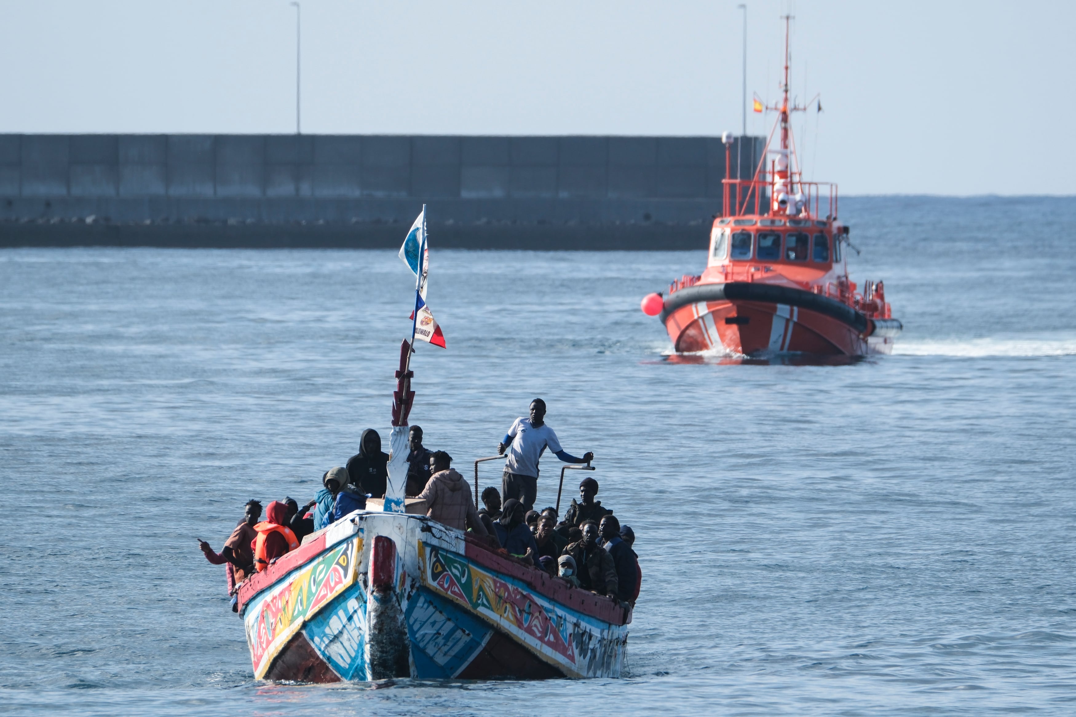 GRAFCAN8610. GRANADILLA (TENERIFE) (ESPAÑA), 03/01/2026.- Salvamento Marítimo ha rescatado este sábado a los 166 integrantes de un cayuco, uno de ellos fallecido, que navegaba en aguas cercanas a Tenerife y los ha trasladado al puerto de Granadilla, donde han sido atendidos por la Cruz Roja. EFE/Alberto Valdés
