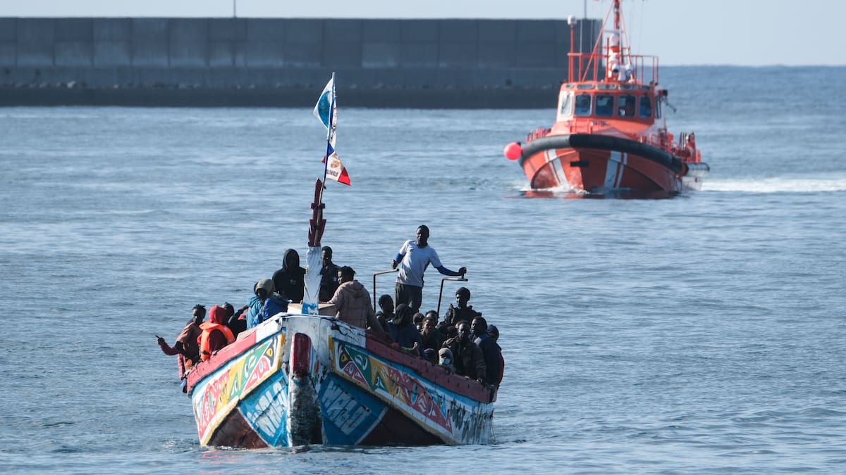 Un hombre muerto y seis hospitalizados, dos menores, en un cayuco rescatado en La Gomera