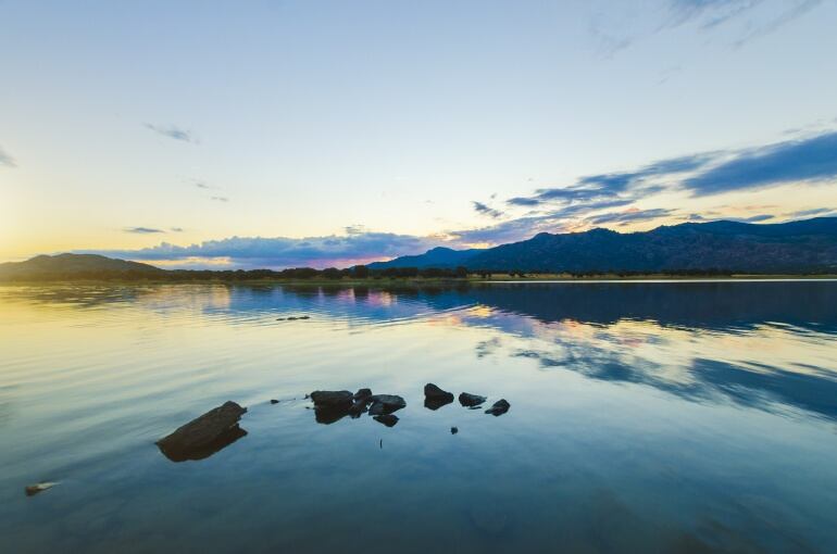 Imagen de la puesta de sol en un pantano