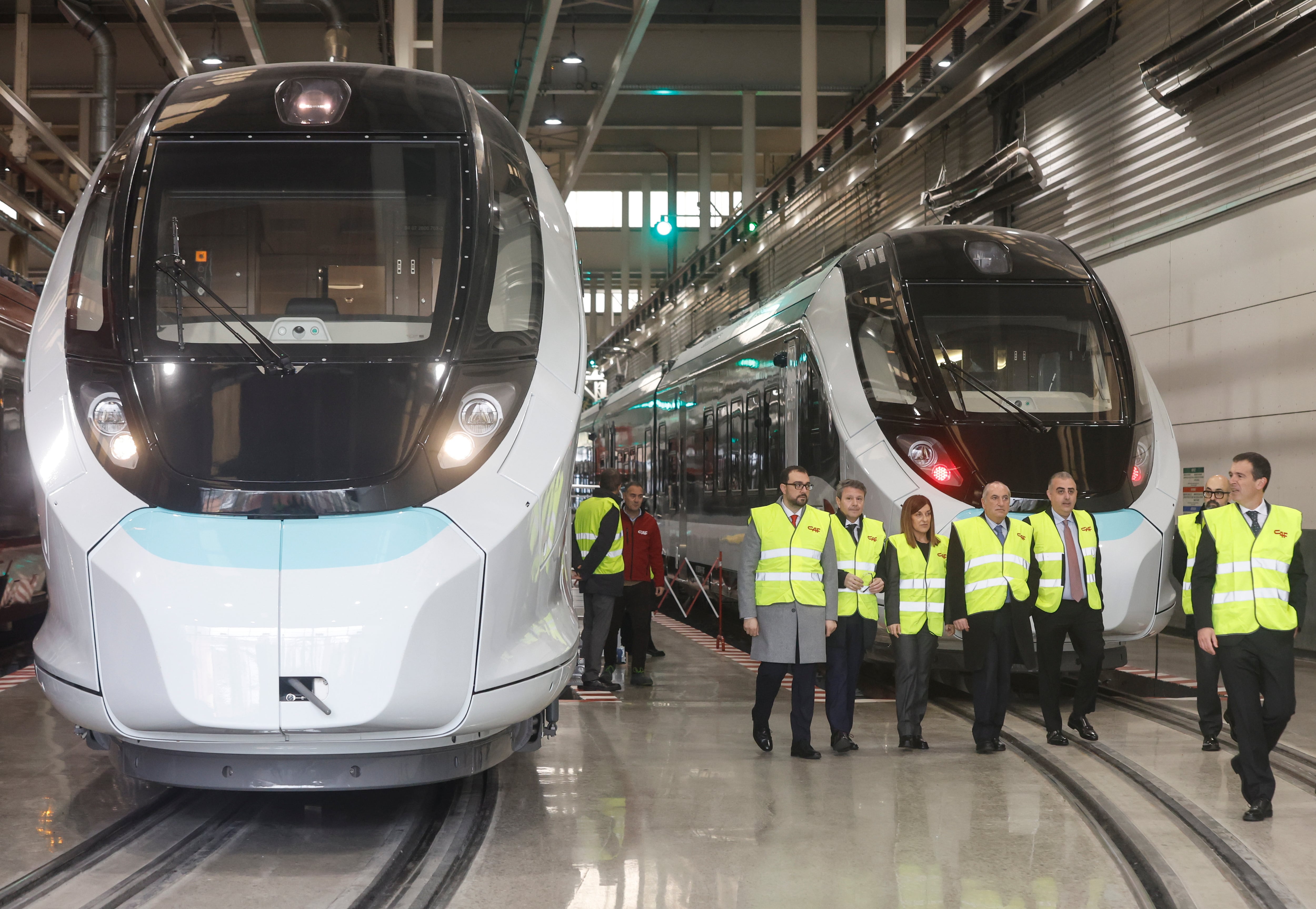 El secretario de Estado de Transportes y Movilidad Sostenible, José Antonio Santano, acompañado de la presidenta de Cantabria, María José Sáenz de Buruaga, el presidente de Asturias, Adrián Barbón Rodríguez, y el consejero vasco de Transporte, Iñaki Arriola, visita la factoría CAF de Beasain para presentar el inicio de la fabricación de los nuevos trenes de ancho métrico de Renfe que acumularon retrasos en su ejecución al adjudicarse en un contrato que tomaba como referencia el tamaño de unos túneles que no se correspondía con los existentes.