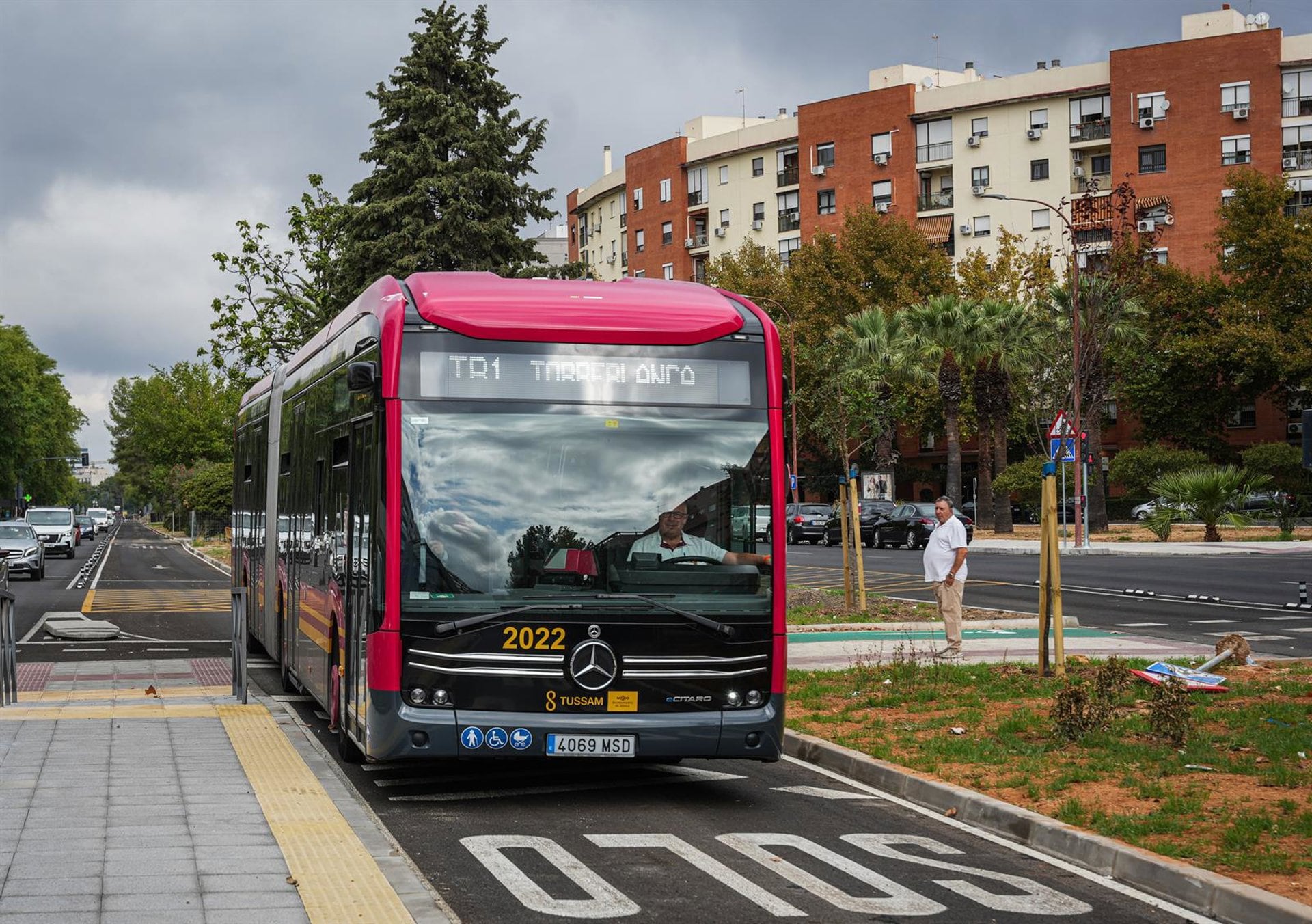 Imagen de recursos del bus de tránsito rápido (BTR) o tranvibús a su paso por Sevilla Este.