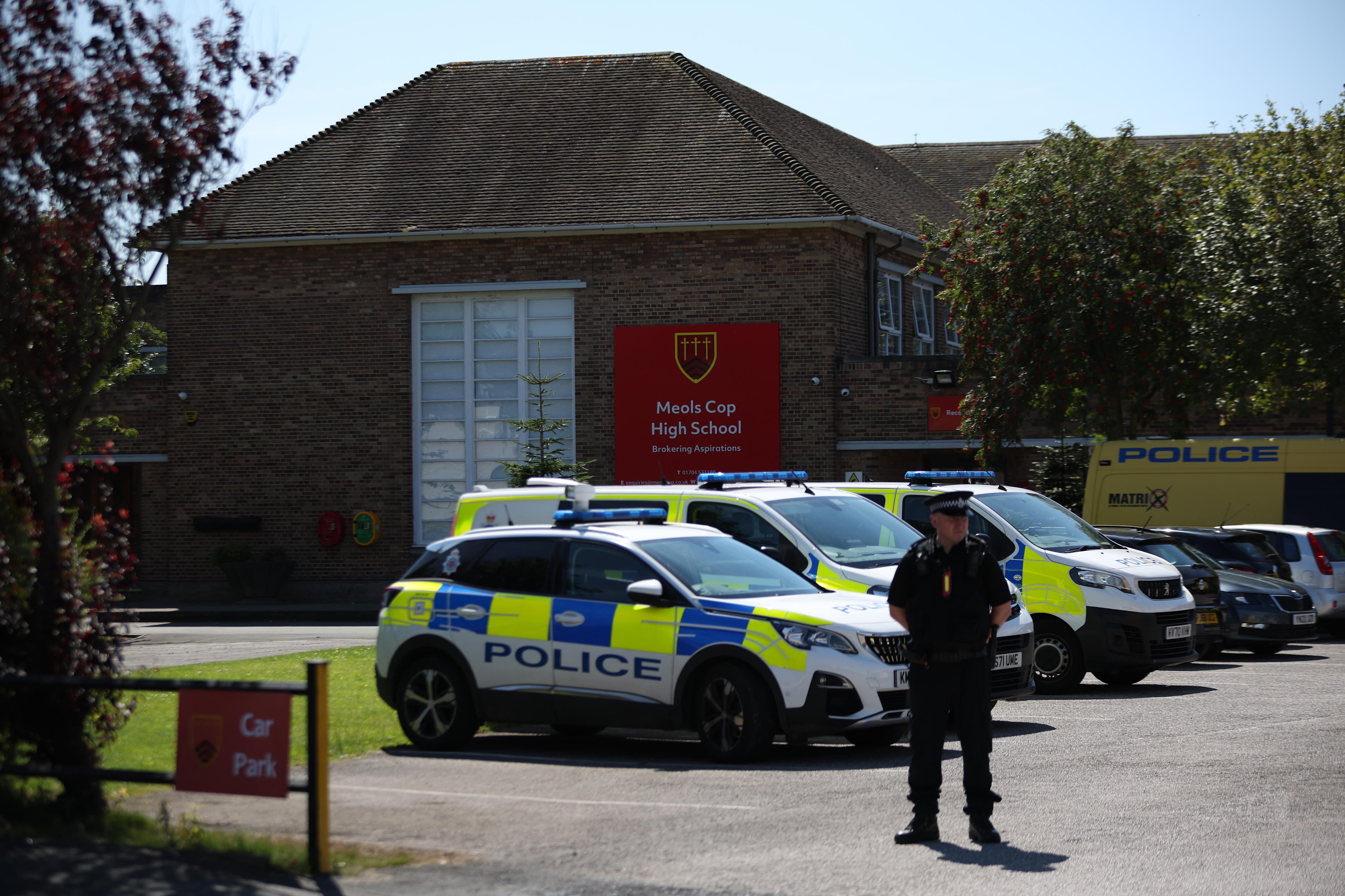 Agentes de la policía en la escena del apuñalamiento en Southport