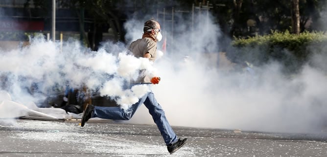 La situación se ha vuelto muy tensa, con miles de personas intentando resistir la presión policial, bajo un continuo ir y venir de ambulancias.