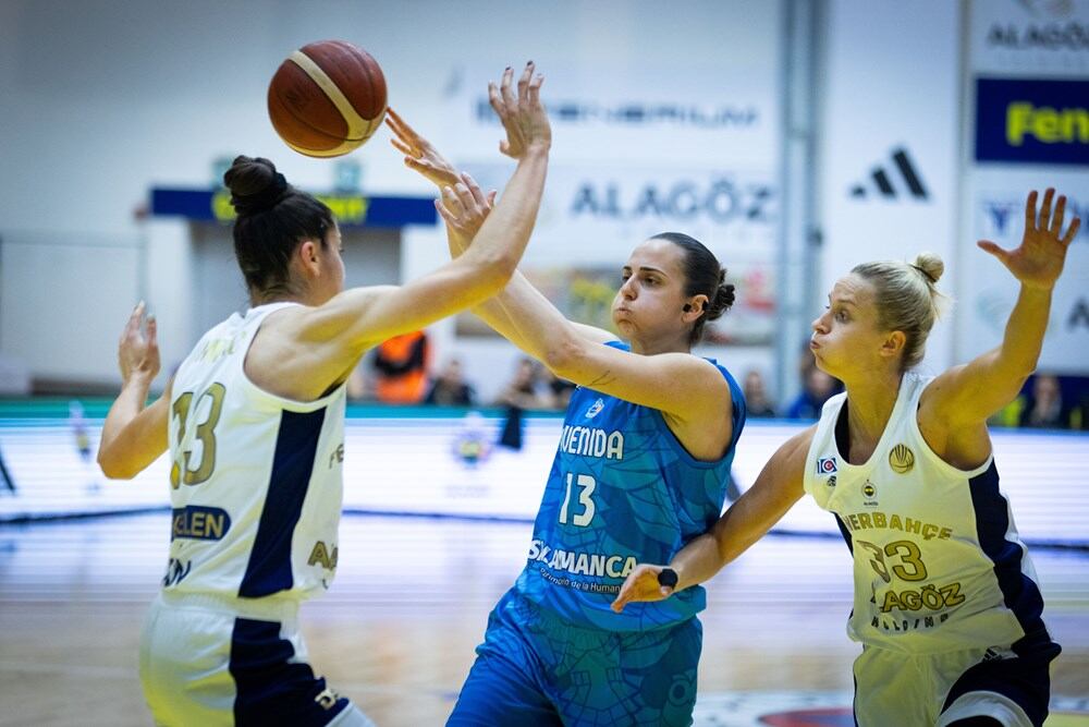 Andrea Vilaró, en acción ante Fenerbahce/FIBA