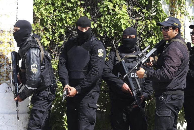 M7 TÚNEZ (TÚNEZ), 18/03/2015.- Miembros de las fuerzas de Seguridad tunecinas, toman posiciones en las proximidades del museo del Barbo en Túnez, hoy, 18 de marzo de 2015. Al menos ocho personas, un tunecino y siete turistas extranjeros, han muerto hoy en