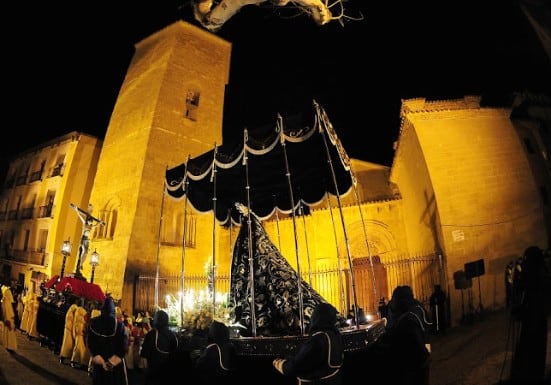 Encuentro de la Dolorosa con el Cristo del Perdón ante la iglesia de San Pedro (foto: Cofradía del Cristo del Perdón)