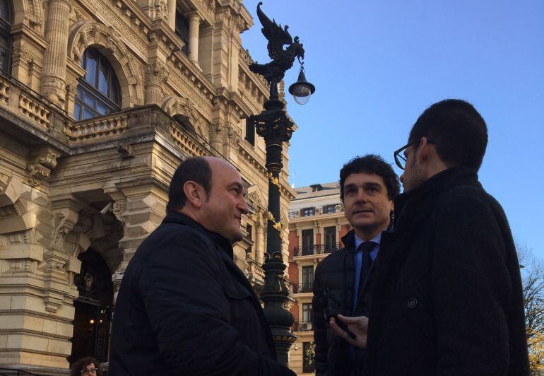 El presidente del PNV, Andoni Ortúzar, y el diputado general de Vizcaya, Unai Rementeria, conversan en las calles del centro de Bilbao