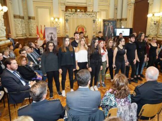 Acto institucional con la actuación de alumnos del instituto Ferrari