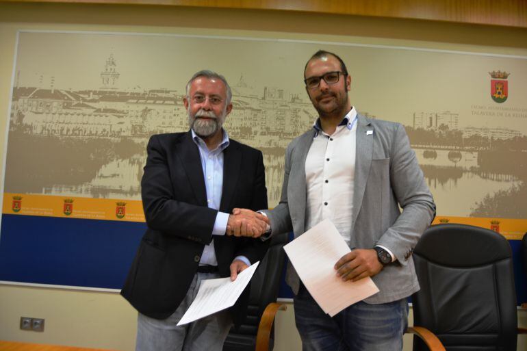 Jaime Ramos y Jonathan Bermejo tras la firma del acuerdo.