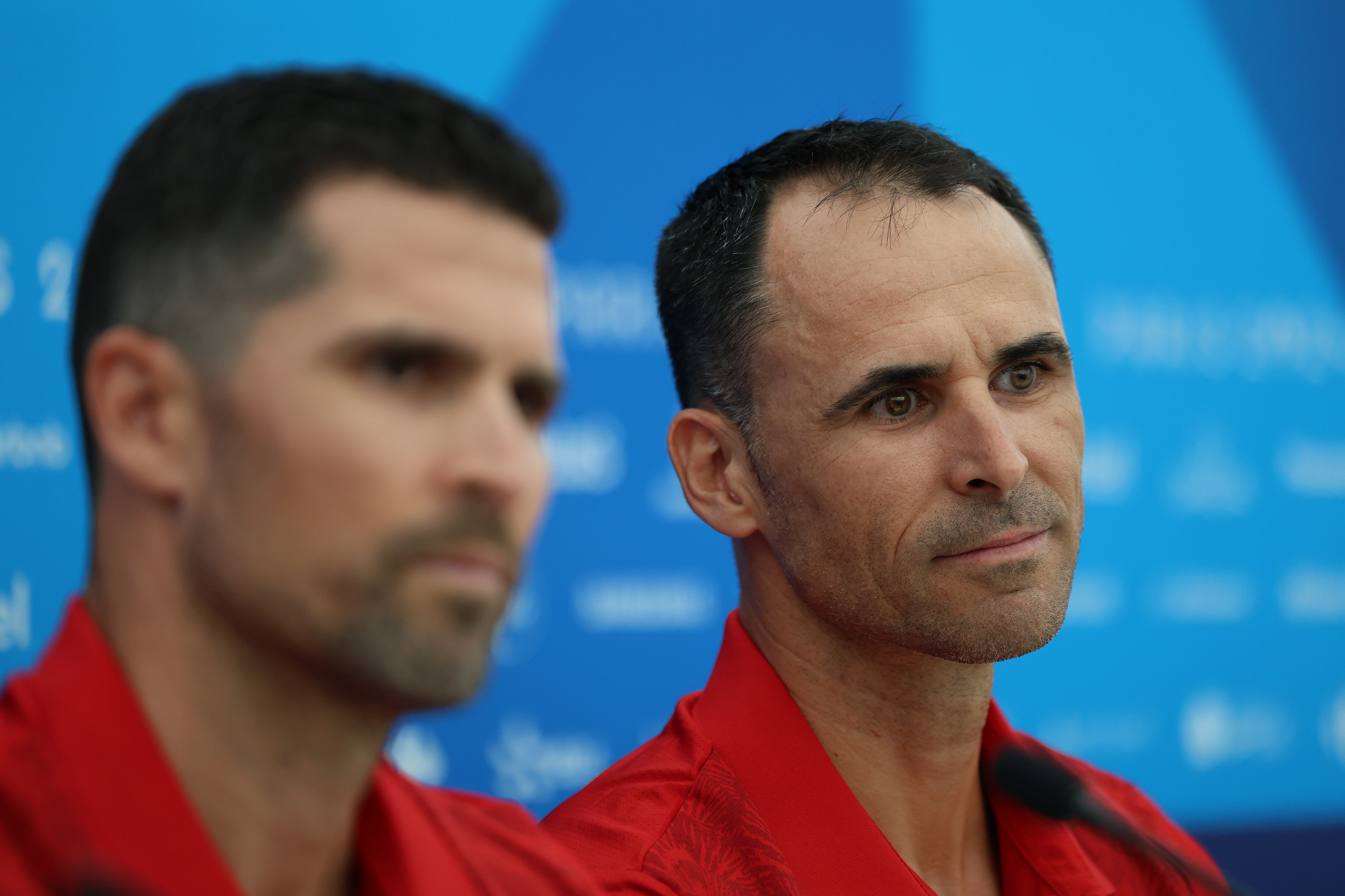 PARÍS (FRANCIA), 24/07/2024.- Los integrantes del equipo olímpico español de voley playa Adrián Gavira (i) y Pablo Herrera, durante la rueda de prensa convocada por el equipo de cara a su participación en los Juegos Olímpicos de París 2024, este miércoles, en la capital francesa. EFE/Sashenka Gutiérrez
