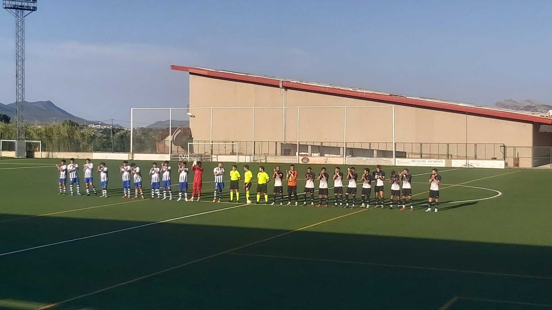 Instante en el que los dos equipos saltaban al campo de La Llometa y saludaban al numeroso público asistente