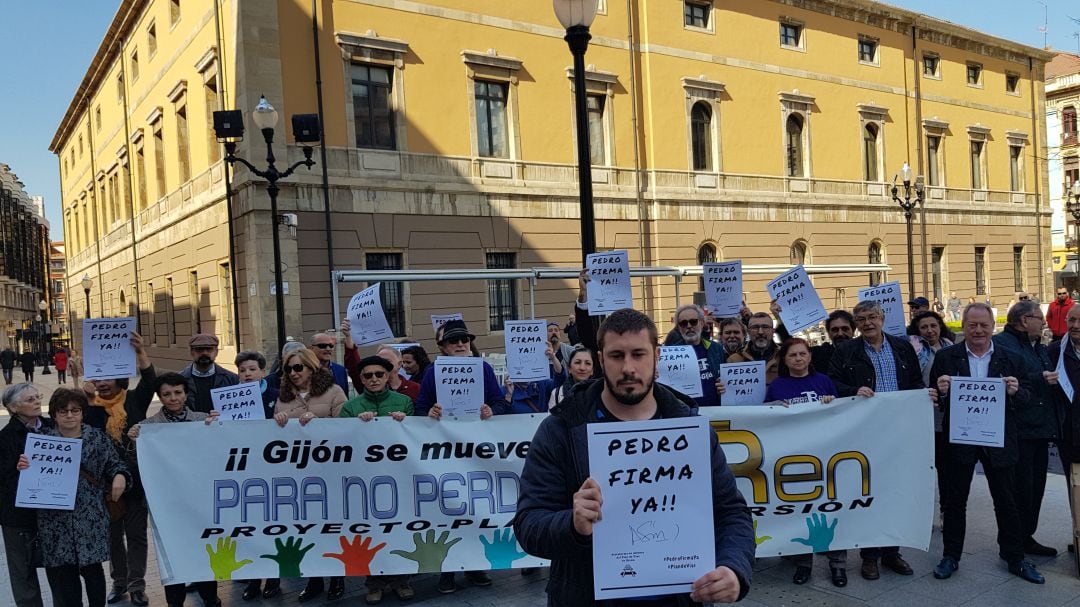 El portavoz Adrián Arias, en primer término, junto a representantes de partidos y entidades, este viernes, en El Parchís.