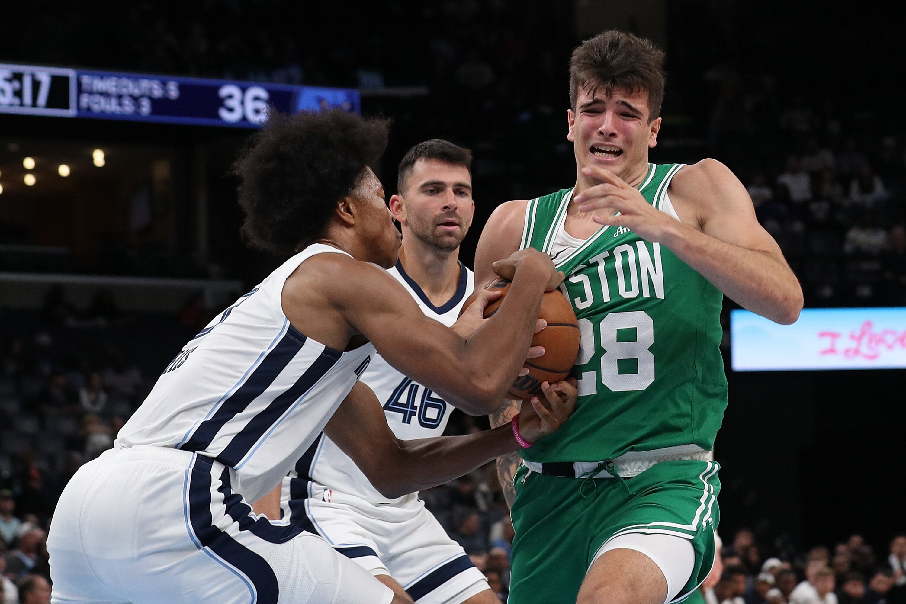 Hugo González jugando un partido frente a los Grizzlies en pretemporada