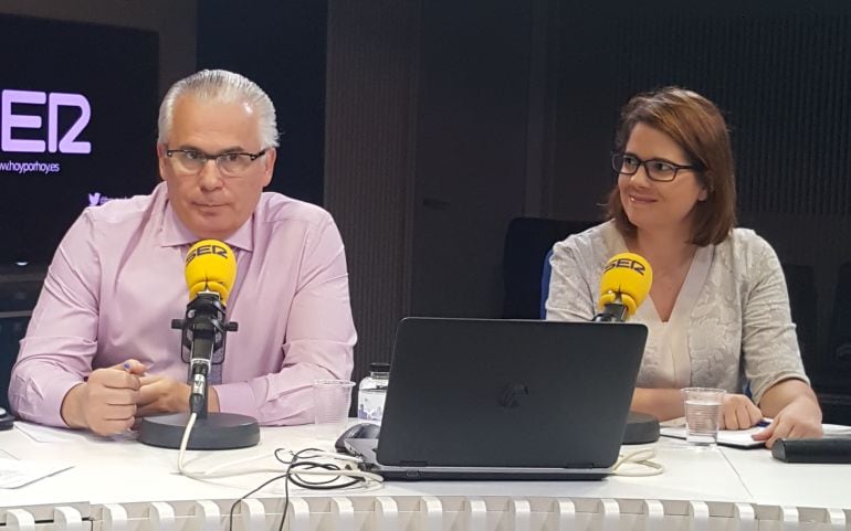 Baltasar Garzón y María Garzón, en los estudios de la Cadena SER.