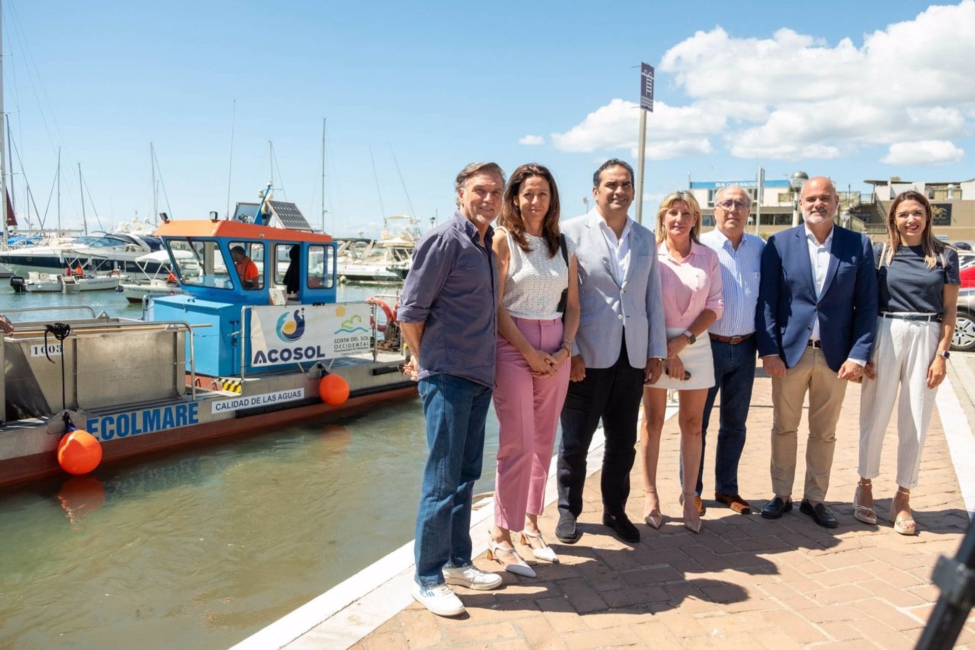 El presidente de la Mancomunidad de Municipios de la Costa del Sol Occidental, Manuel Cardeña, acompañado por Ana Velasco, teniente de alcalde de Estepona, y Francisco Cerdán, delegado de Turismo y Playas de la Mancomunidad, ha presentado el servicio