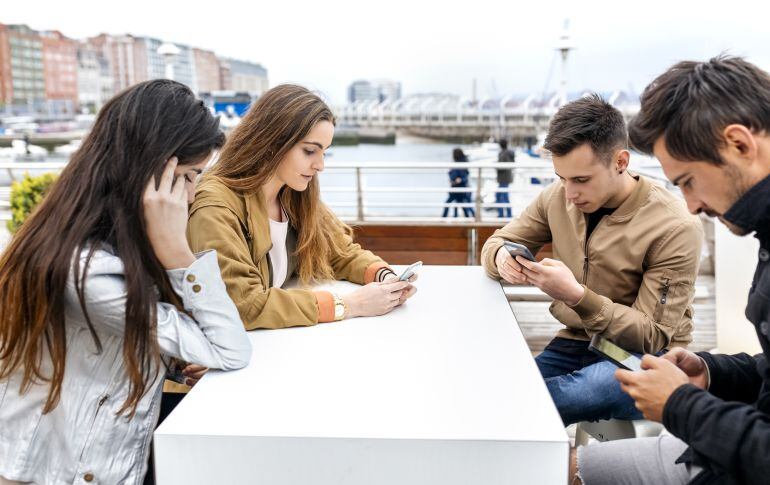 Yonquis digitales: sin vida más allá del teléfono móvil