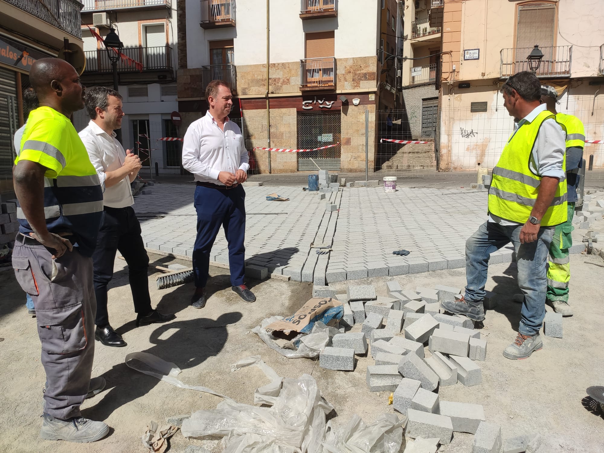 El alcalde de Jaén, Julio Millán, y el concejal de mantenimiento urbano, Francisco Padorno, durante una visita a las obras de la calle Colón