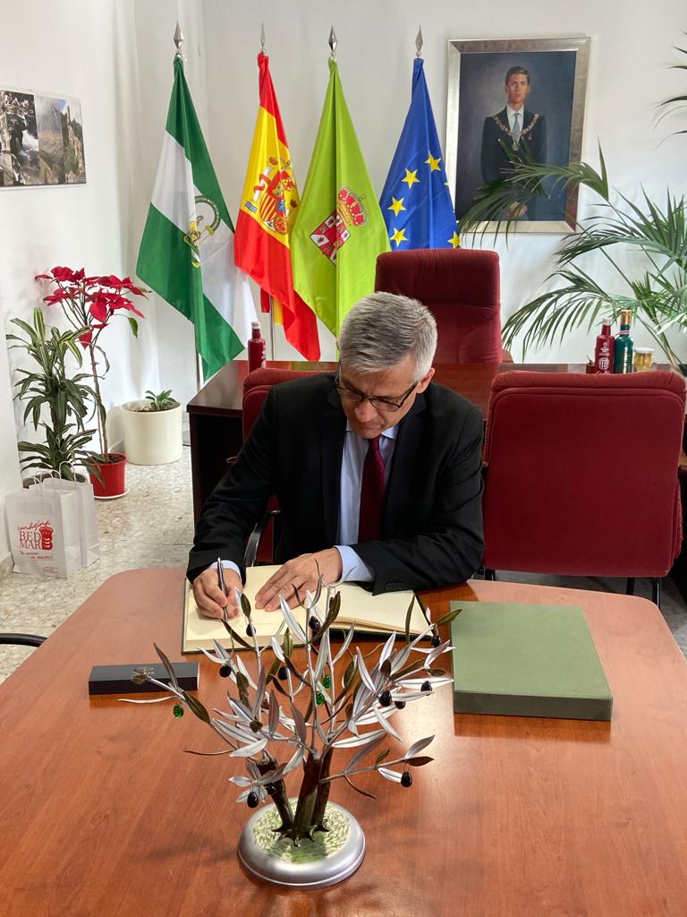 Momento en el que el Secretario de Estado, David Lucas, firma en el Libro de Honor