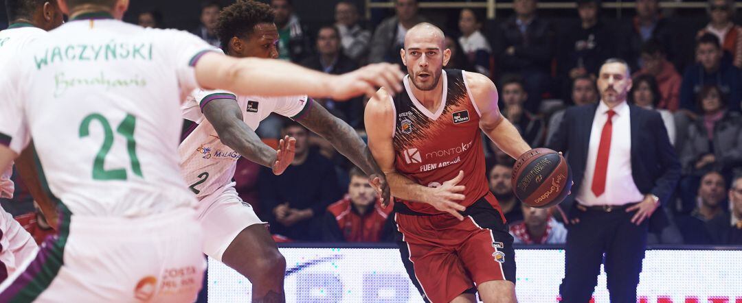 Pierre-Antonie Gillet conduce el balón durante un partido de esta temporada; en segundo plano &#039;Jota&#039; Cuspinera, que ya no se sentará en el banquillo esta temporada.