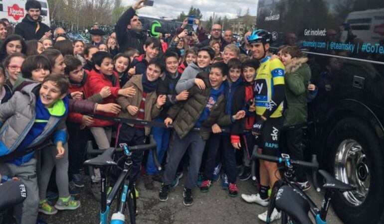 Baño de masas de Mikel Landa en la salida de Vitoria.