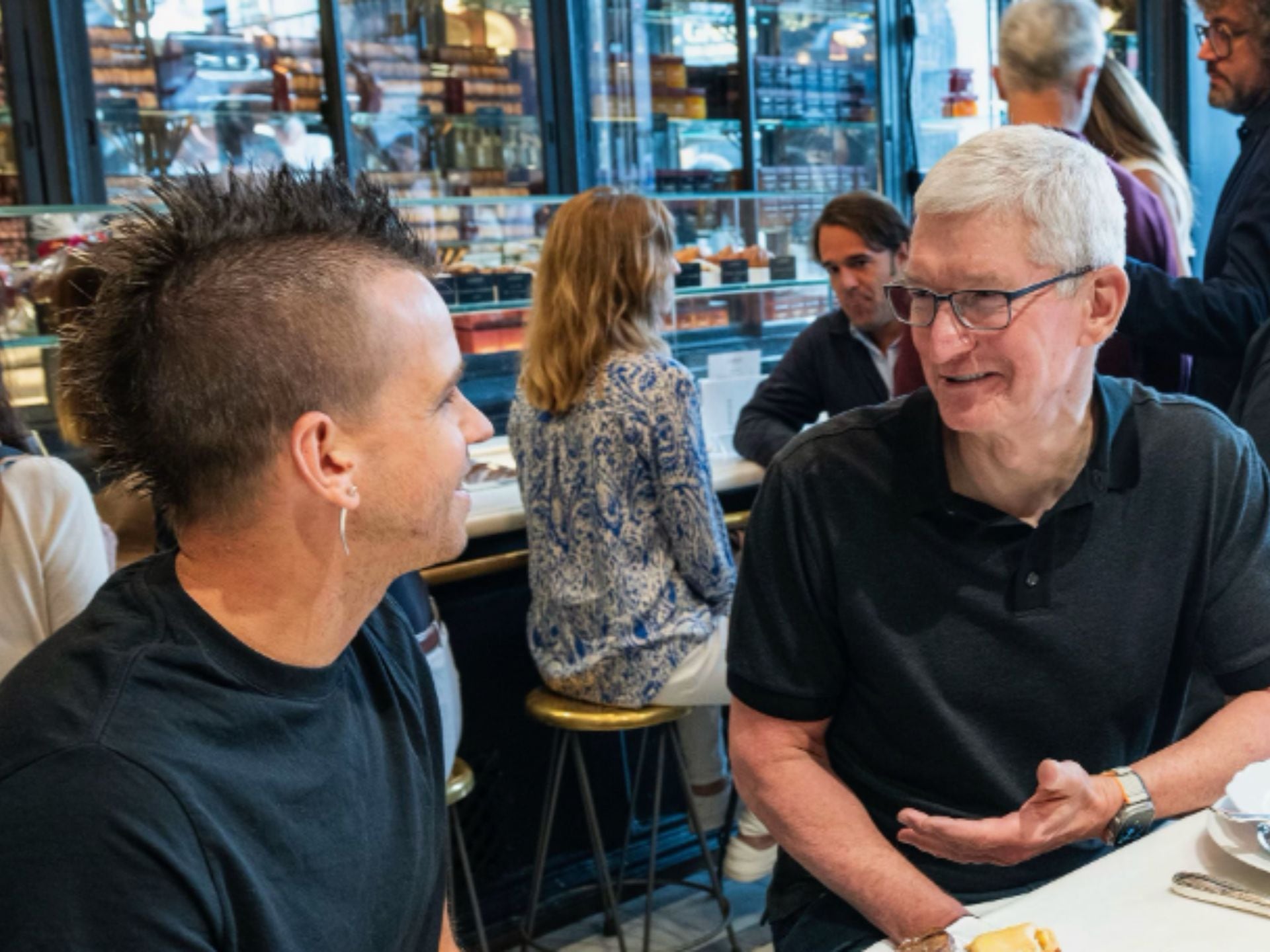 Dabiz Muñoz y Tim Cook compartieron una tradicional comida en un restaurante madrileño. Twitter