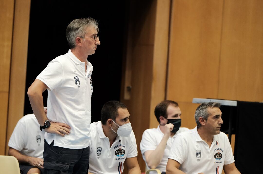 Moncho Fernández y su staff técnico durante el amistoso disputado ante Delteco GBC