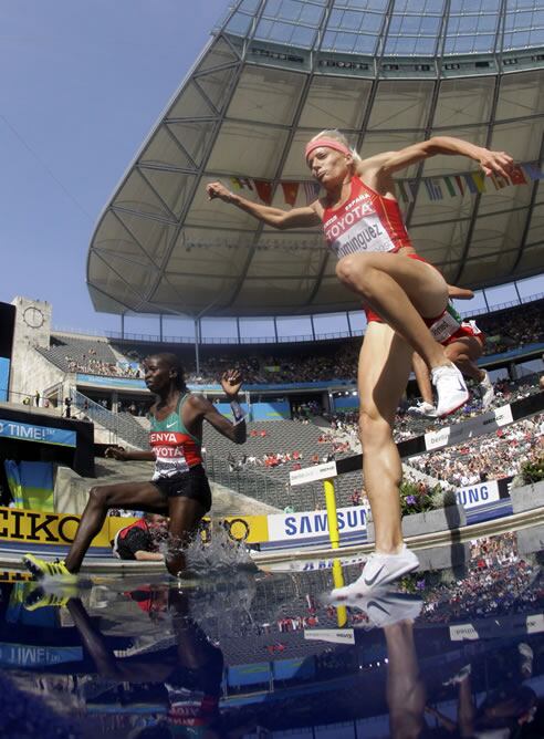 Marta Domínguez, durante la carrera que le ha valido el oro mundial