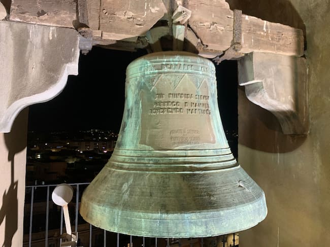 Campanas en la torre de la iglesia de La Palma