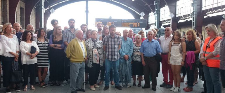 Minuto de silencio por las víctimas de la tragedia de Angrois en la estación de San Cristóbal