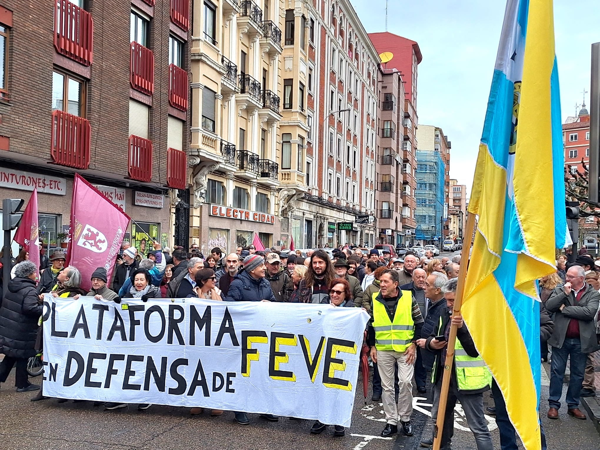 Primer corte de tráfico en Padre Isla para exigir la vuelta del tren de FEVE al centro de León (Plataforma en defensa del Tren de FEVE)