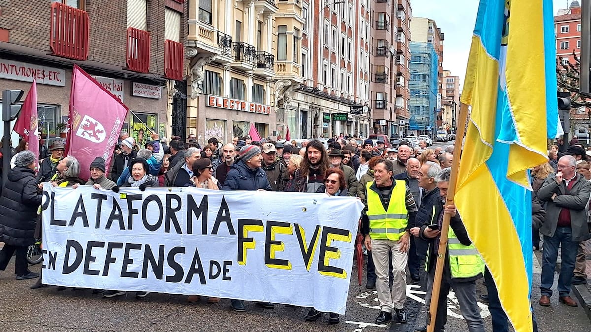 La Plataforma en Defensa del Ferrocarril de Vía Estrecha inicia protestas semanales en León para exigir el regreso del tren al centro