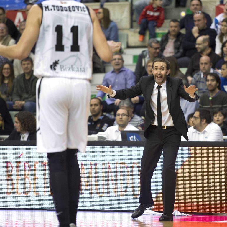 GRA213. MURCIA, 08/03/2015.- El entrenador de Bilbao Basket Sito Alonso (d) da instrucciones al ala-pívot montenegrino Marko Todorovic (i), durante el partido frente al UCAM Murcia de la vigésimotercera jornada de la liga ACB disputado hoy en el Palacio de los Deportes de Murcia. EFE/Marcial Guillén