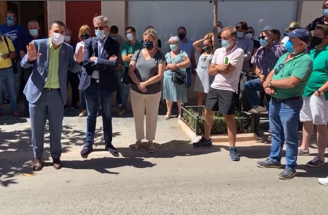 El consejero de Agricultura, Francisco Martínez Arroyo, junto con el actual presidente de la DO Valdepeñas, Jesús Martín, a las puertas de esta Denominación de Origen, explicando a los viticultores concentrados los acuerdos alcanzados 