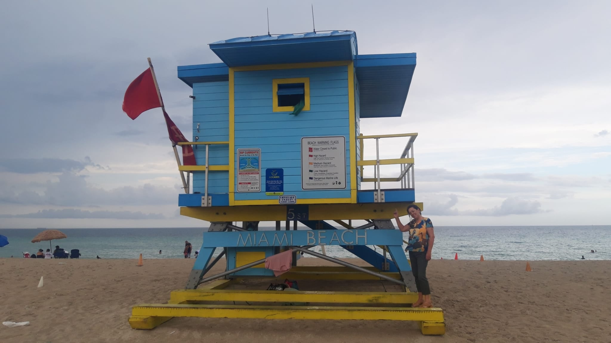 Mireia Alonso posando en un puesto de socorro en Miami Beach