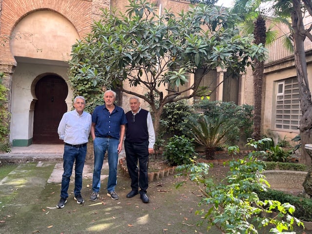 Pep Jordá, Jorge Aracil, y José Luís Antequera a las puertas del estudio de Fernando Cabrera