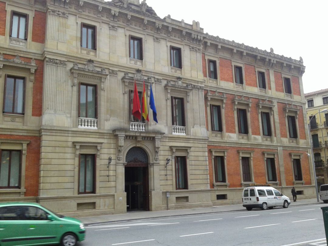 Fachada del Parlamento de Navarra