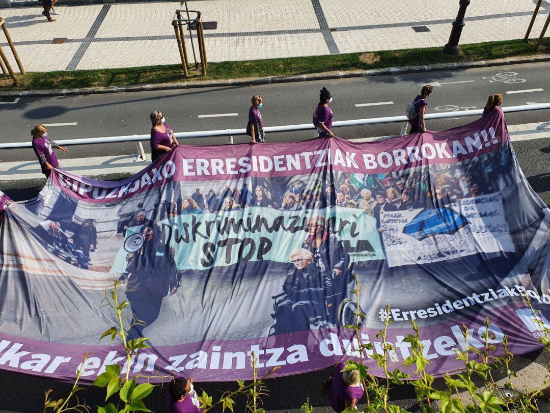 Imagen de la protesta convocada por ELA con motivo de los 250 días de huelga que han cumplido este lunes las trabajadoras de las residencias de Gipuzkoa.