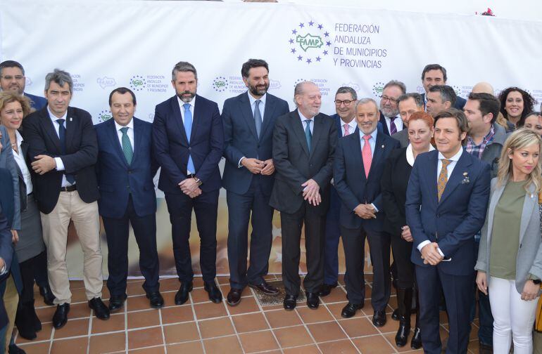 El consejero de Turismo junto a los alcaldes y concejales de los 62 municipios adheridos en la Red de Municipios