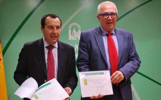 El delegado del Gobierno andaluz en Málaga y el consejero de Economía durante la presentación de los presupuestos para 2014