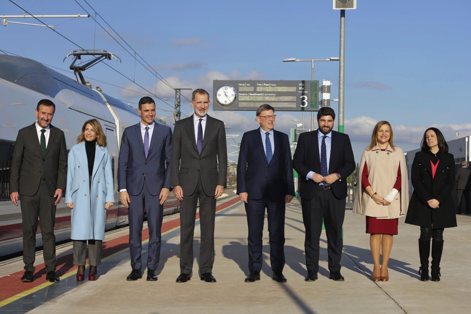Parada en Elche de la inauguración AVE Madrid-Murcia