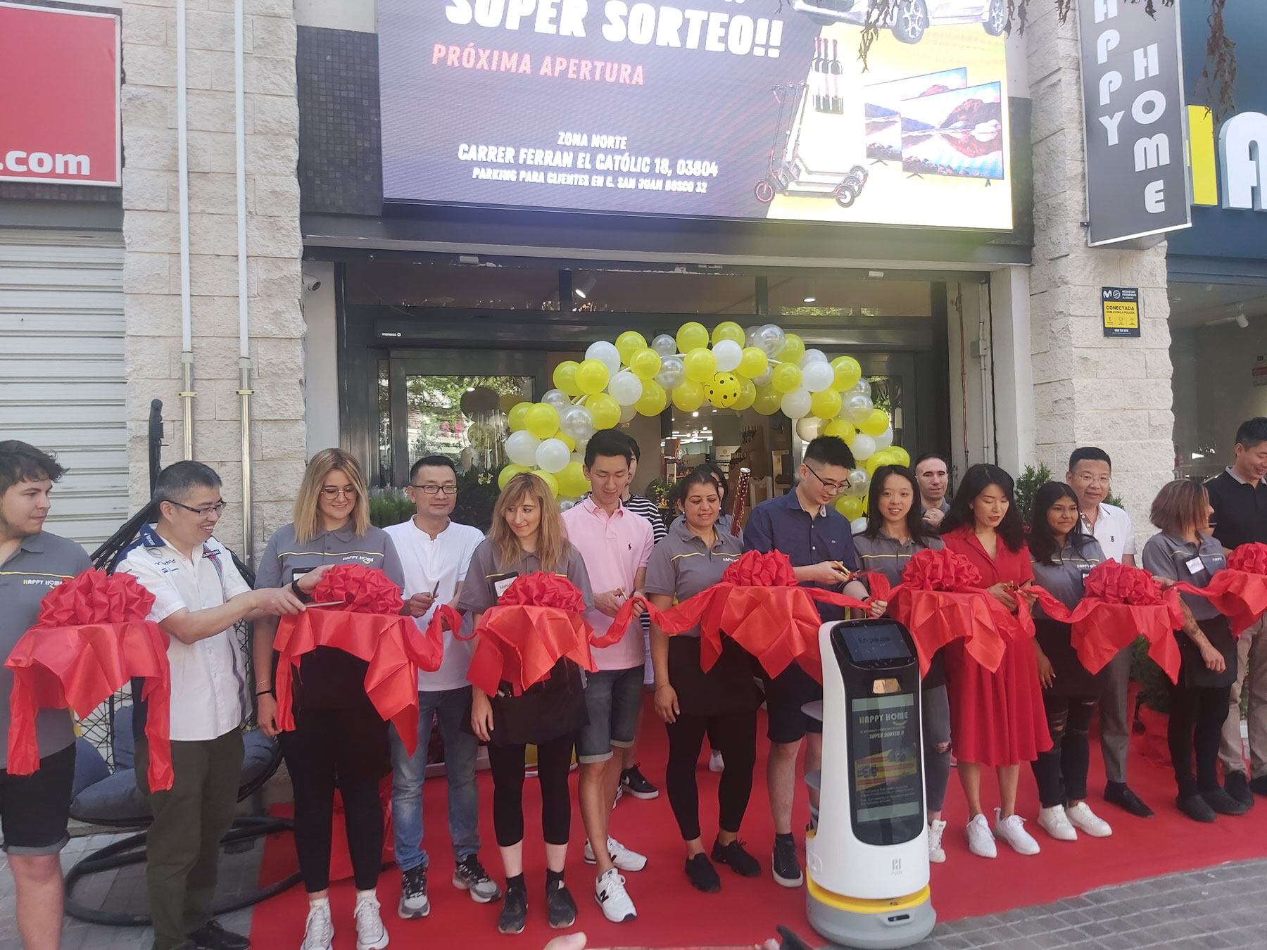 La tienda de 2.500 metros cuadrados está ubicada al final de la Avenida Hispanidad