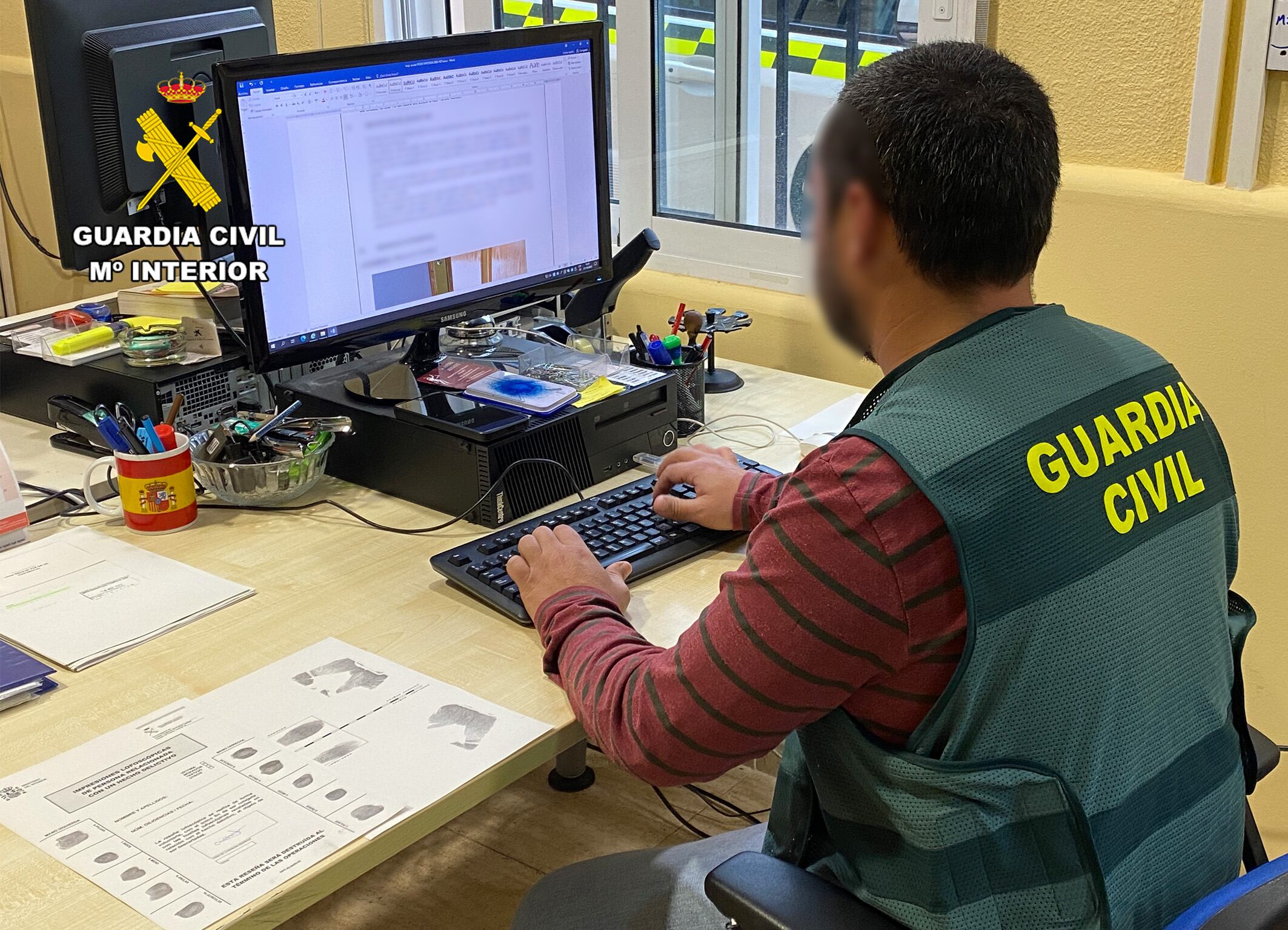 Un agente de la Guardia Civil en el desarrollo de la Operación ‘Slippery’,