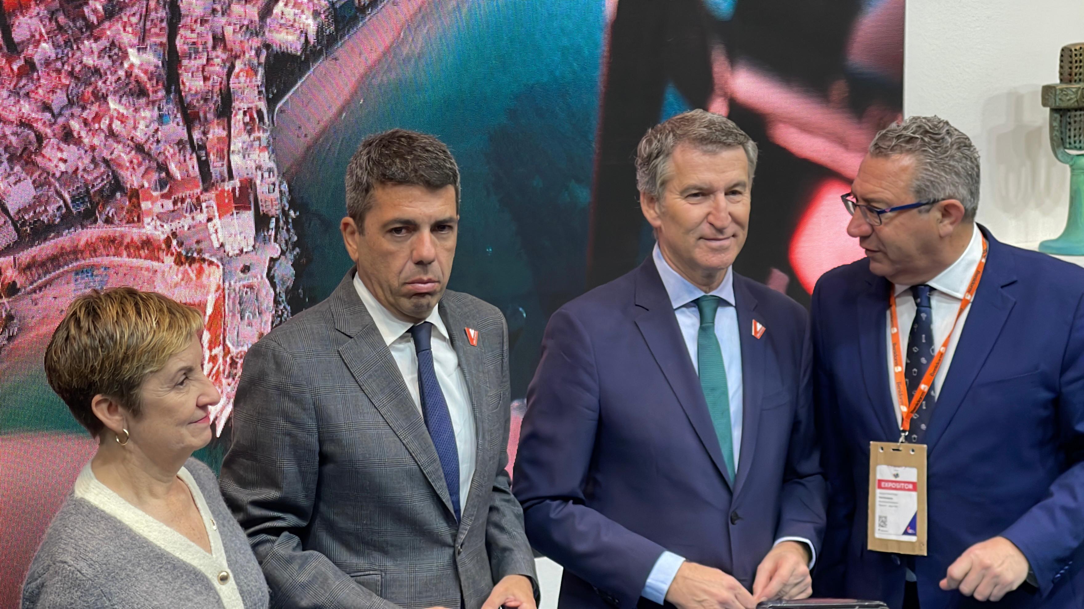 Carlos Mazón y Alberto Núnez Feijóo en el stand de la Comunitat Valenciana en Fitur, junto a la consellera de Turismo, Marian Cano y el presidente de la Diputación de Alicante, Toni Pérez