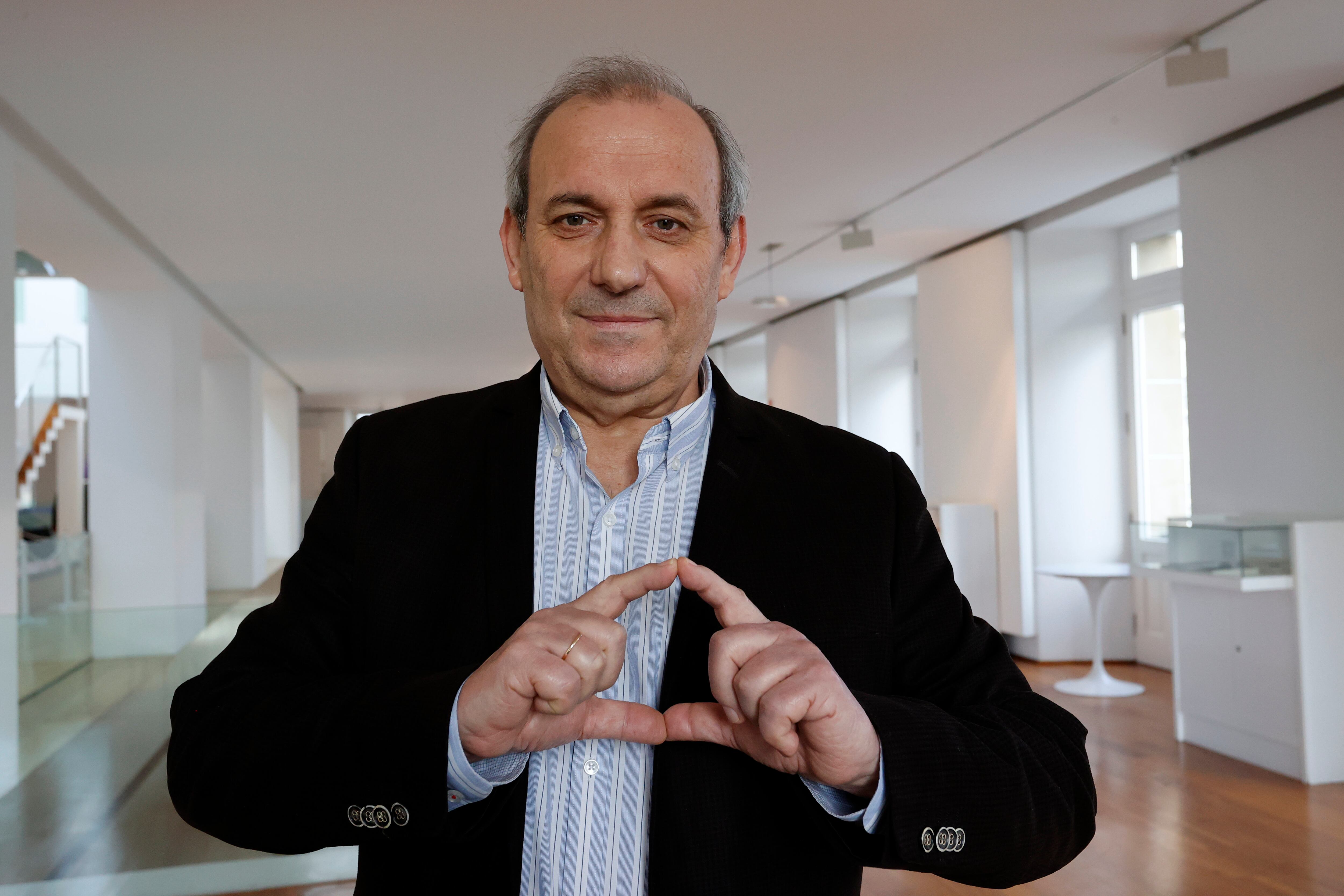 El presidente de la asociación amigos del Corazón, Carlos Piñeiro  charla con Efe en la jornada de presentación  de “10.000 corazones saludables”, una iniciativa de promoción de la salud cardiovascular proyectada para los próximos cinco años en Ferrol (foto: Kiko Delgado / EFE)